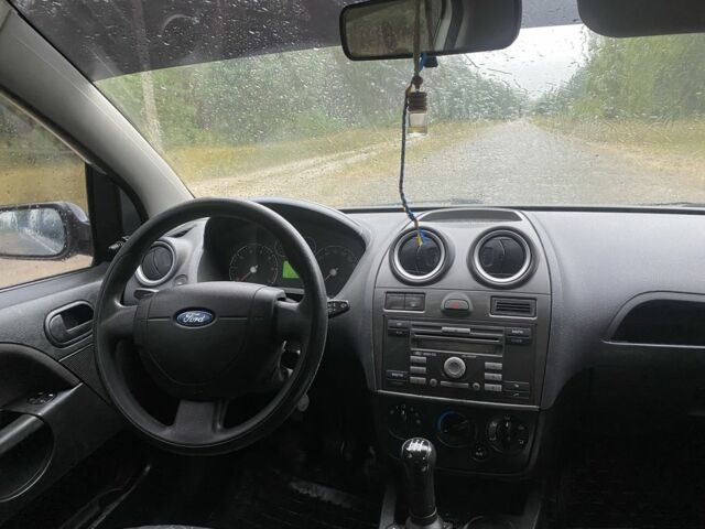 Серый Форд Фиеста, объемом двигателя 1.3 л и пробегом 175 тыс. км за 3950 $, фото 11 на Automoto.ua