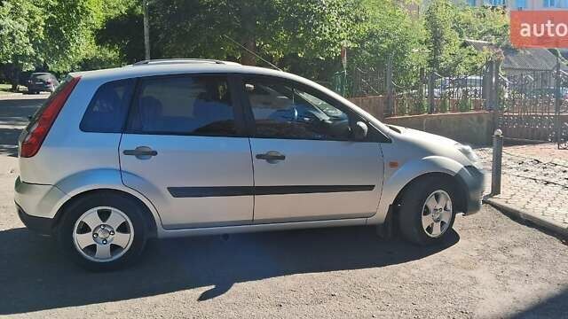 Серый Форд Фиеста, объемом двигателя 1.24 л и пробегом 149 тыс. км за 4350 $, фото 1 на Automoto.ua