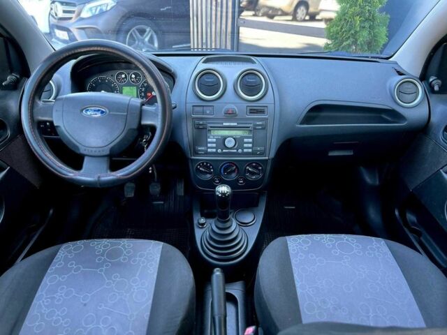 Серый Форд Фиеста, объемом двигателя 1.4 л и пробегом 95 тыс. км за 4300 $, фото 4 на Automoto.ua