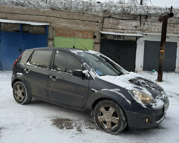 Серый Форд Фиеста, объемом двигателя 1.39 л и пробегом 214 тыс. км за 3600 $, фото 3 на Automoto.ua