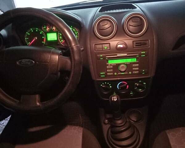 Серый Форд Фиеста, объемом двигателя 1.25 л и пробегом 129 тыс. км за 4900 $, фото 3 на Automoto.ua