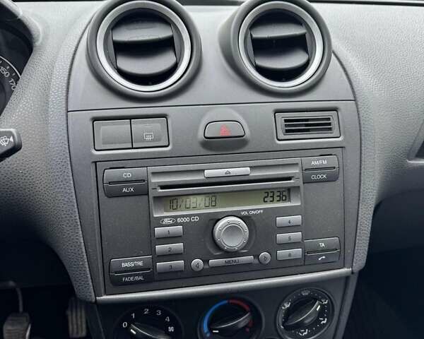 Серый Форд Фиеста, объемом двигателя 1.4 л и пробегом 295 тыс. км за 3500 $, фото 5 на Automoto.ua