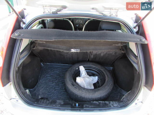 Серый Форд Фиеста, объемом двигателя 1.39 л и пробегом 223 тыс. км за 4200 $, фото 12 на Automoto.ua