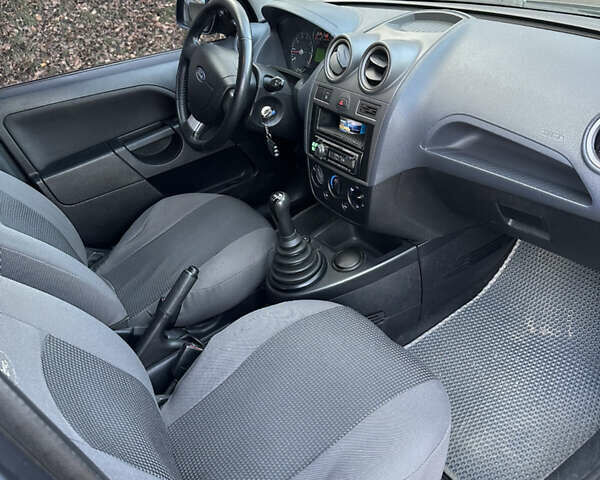 Сірий Форд Фієста, об'ємом двигуна 1.24 л та пробігом 234 тис. км за 4200 $, фото 10 на Automoto.ua