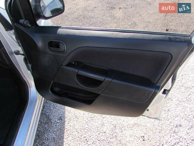 Серый Форд Фиеста, объемом двигателя 1.39 л и пробегом 223 тыс. км за 4200 $, фото 16 на Automoto.ua