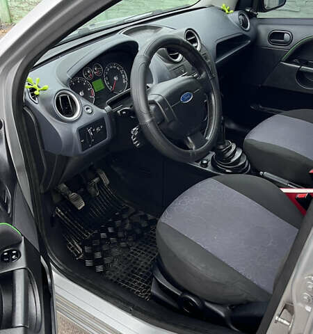 Серый Форд Фиеста, объемом двигателя 1.39 л и пробегом 260 тыс. км за 4600 $, фото 16 на Automoto.ua