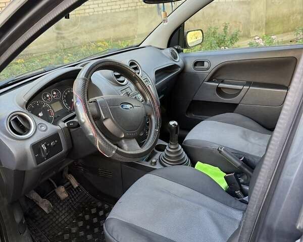 Сірий Форд Фієста, об'ємом двигуна 1.39 л та пробігом 149 тис. км за 3500 $, фото 4 на Automoto.ua