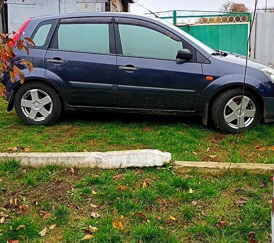 Серый Форд Фиеста, объемом двигателя 1.4 л и пробегом 214 тыс. км за 4200 $, фото 2 на Automoto.ua