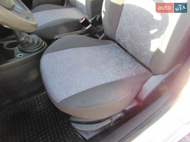 Серый Форд Фиеста, объемом двигателя 1.39 л и пробегом 223 тыс. км за 4200 $, фото 8 на Automoto.ua