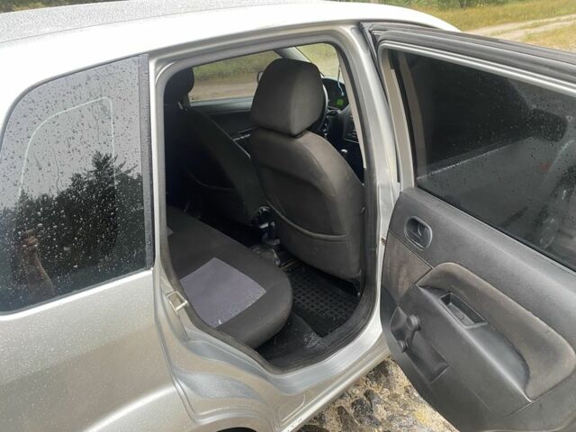 Серый Форд Фиеста, объемом двигателя 1.3 л и пробегом 175 тыс. км за 3950 $, фото 12 на Automoto.ua