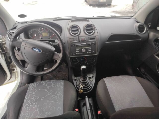 Серый Форд Фиеста, объемом двигателя 1.4 л и пробегом 317 тыс. км за 3500 $, фото 7 на Automoto.ua