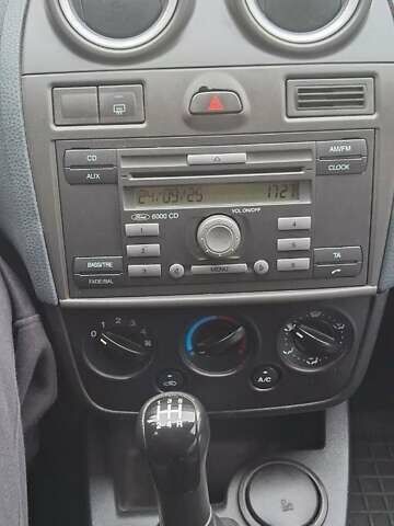 Серый Форд Фиеста, объемом двигателя 1.24 л и пробегом 149 тыс. км за 4350 $, фото 5 на Automoto.ua