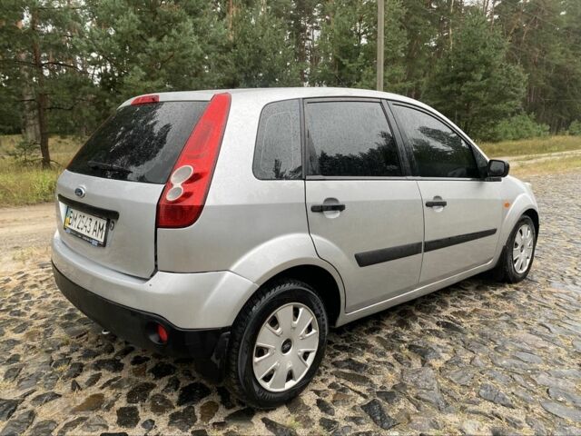 Серый Форд Фиеста, объемом двигателя 1.3 л и пробегом 175 тыс. км за 3950 $, фото 6 на Automoto.ua