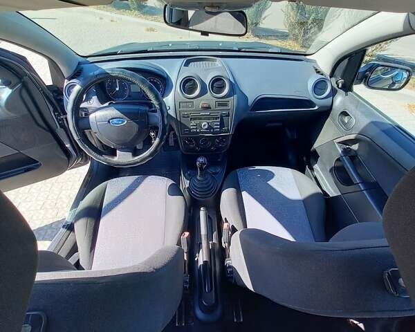 Серый Форд Фиеста, объемом двигателя 1.25 л и пробегом 129 тыс. км за 4900 $, фото 7 на Automoto.ua