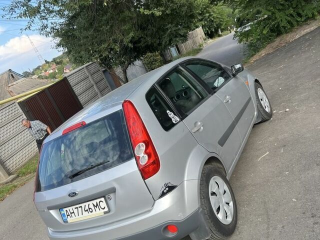 Сірий Форд Фієста, об'ємом двигуна 1.2 л та пробігом 150 тис. км за 3300 $, фото 2 на Automoto.ua