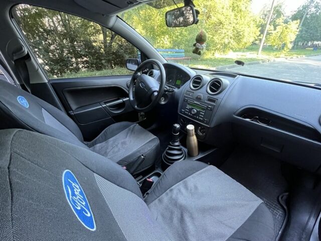 Серый Форд Фиеста, объемом двигателя 1.2 л и пробегом 175 тыс. км за 3900 $, фото 6 на Automoto.ua