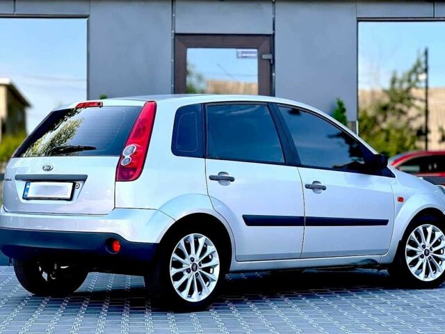 Серый Форд Фиеста, объемом двигателя 1.4 л и пробегом 95 тыс. км за 4300 $, фото 5 на Automoto.ua