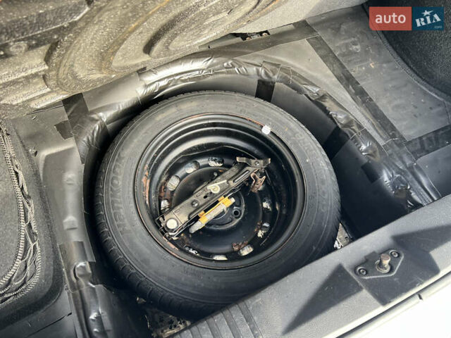 Сірий Форд Фієста, об'ємом двигуна 1.4 л та пробігом 202 тис. км за 4700 $, фото 33 на Automoto.ua