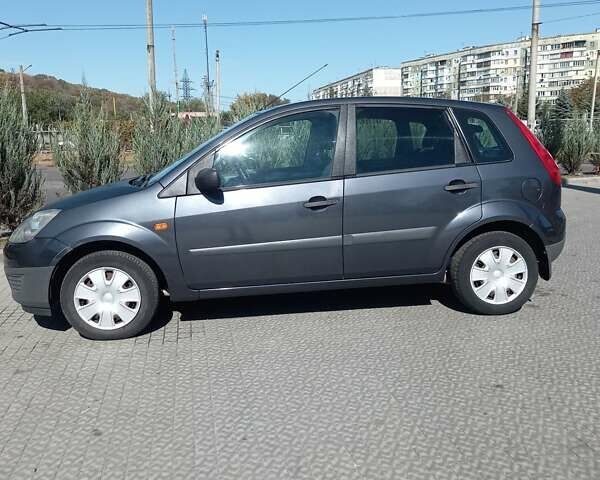 Серый Форд Фиеста, объемом двигателя 1.25 л и пробегом 129 тыс. км за 4900 $, фото 4 на Automoto.ua