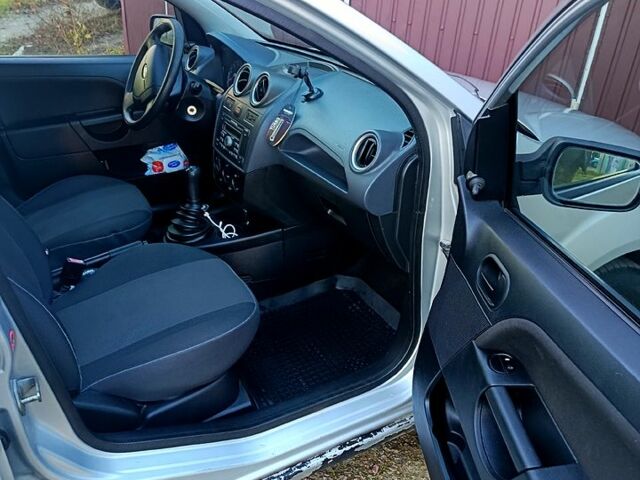 Серый Форд Фиеста, объемом двигателя 1.4 л и пробегом 237 тыс. км за 3200 $, фото 4 на Automoto.ua