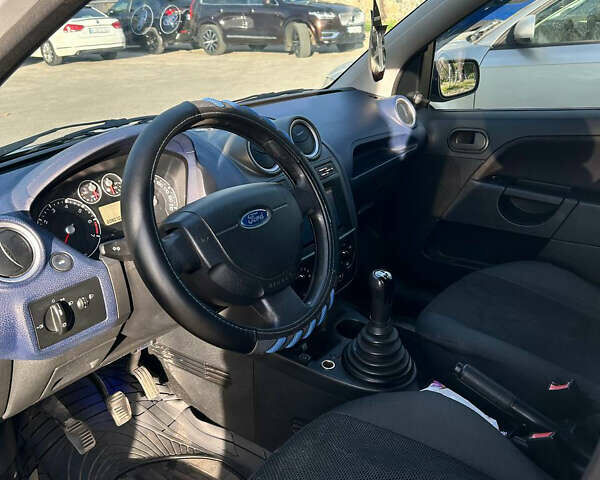 Сірий Форд Фієста, об'ємом двигуна 1.24 л та пробігом 209 тис. км за 4400 $, фото 22 на Automoto.ua
