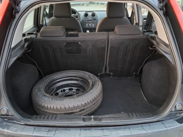 Сірий Форд Фієста, об'ємом двигуна 1.4 л та пробігом 250 тис. км за 4400 $, фото 17 на Automoto.ua