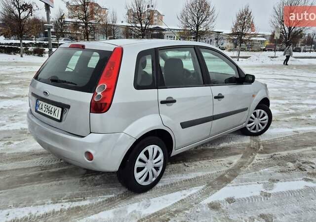 Серый Форд Фиеста, объемом двигателя 1.4 л и пробегом 176 тыс. км за 3750 $, фото 5 на Automoto.ua