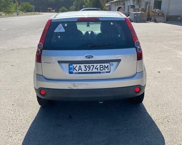 Серый Форд Фиеста, объемом двигателя 1.39 л и пробегом 145 тыс. км за 4100 $, фото 5 на Automoto.ua