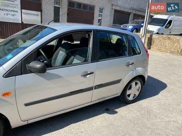 Серый Форд Фиеста, объемом двигателя 1.39 л и пробегом 145 тыс. км за 4100 $, фото 2 на Automoto.ua