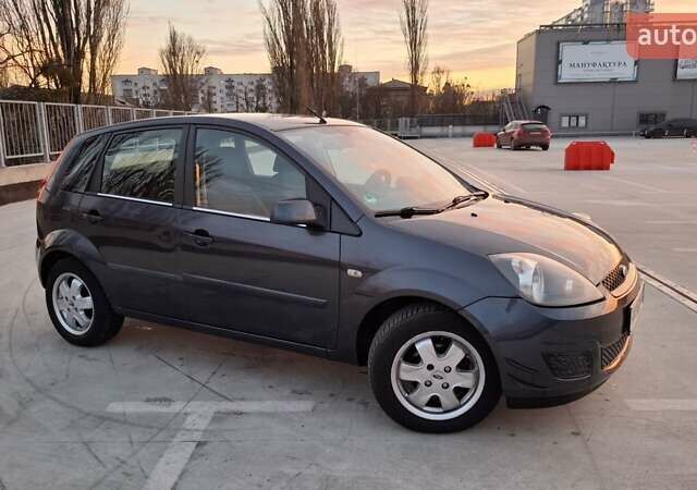 Сірий Форд Фієста, об'ємом двигуна 1.39 л та пробігом 250 тис. км за 4400 $, фото 2 на Automoto.ua