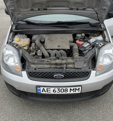 Сірий Форд Фієста, об'ємом двигуна 1.24 л та пробігом 129 тис. км за 5000 $, фото 5 на Automoto.ua