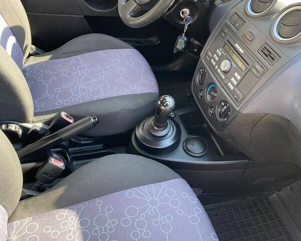 Серый Форд Фиеста, объемом двигателя 1.39 л и пробегом 145 тыс. км за 4100 $, фото 14 на Automoto.ua