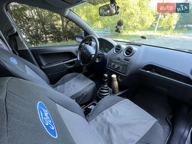 Серый Форд Фиеста, объемом двигателя 1.24 л и пробегом 174 тыс. км за 4200 $, фото 1 на Automoto.ua