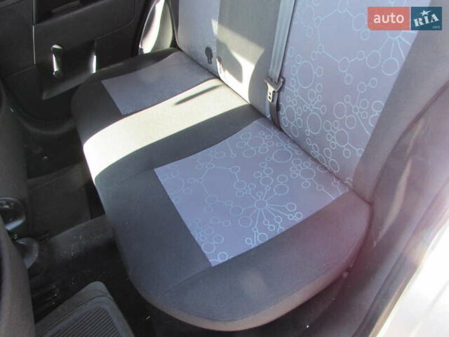 Серый Форд Фиеста, объемом двигателя 1.39 л и пробегом 223 тыс. км за 4200 $, фото 11 на Automoto.ua