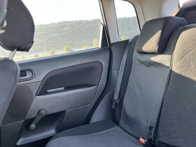 Серый Форд Фиеста, объемом двигателя 1.2 л и пробегом 175 тыс. км за 3900 $, фото 12 на Automoto.ua