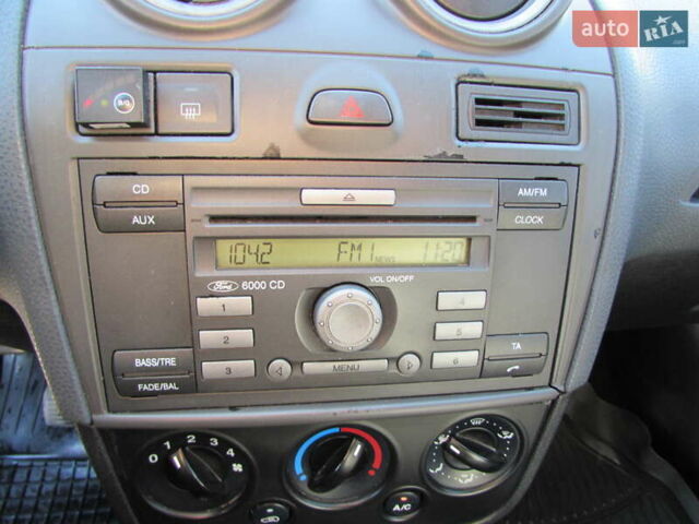 Серый Форд Фиеста, объемом двигателя 1.39 л и пробегом 223 тыс. км за 4200 $, фото 23 на Automoto.ua