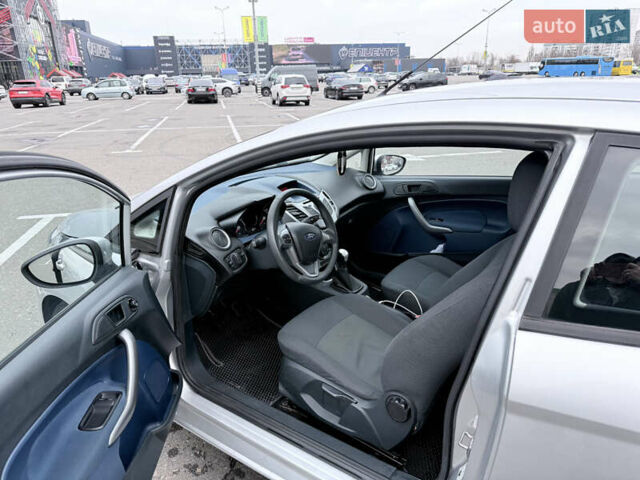 Серый Форд Фиеста, объемом двигателя 1.2 л и пробегом 180 тыс. км за 4500 $, фото 5 на Automoto.ua