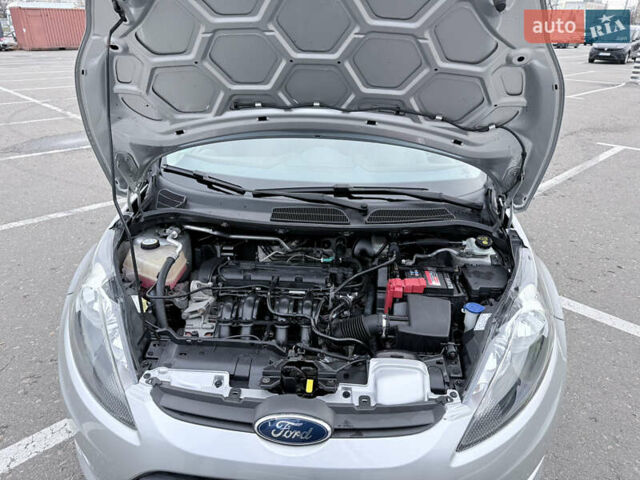 Серый Форд Фиеста, объемом двигателя 1.2 л и пробегом 180 тыс. км за 4500 $, фото 7 на Automoto.ua