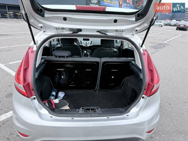 Серый Форд Фиеста, объемом двигателя 1.2 л и пробегом 180 тыс. км за 4500 $, фото 4 на Automoto.ua