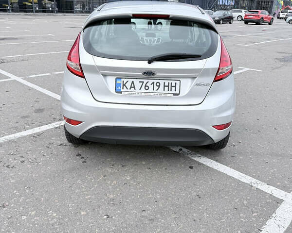 Серый Форд Фиеста, объемом двигателя 1.2 л и пробегом 180 тыс. км за 4500 $, фото 1 на Automoto.ua