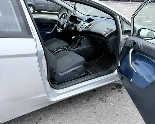 Серый Форд Фиеста, объемом двигателя 1.2 л и пробегом 180 тыс. км за 4500 $, фото 8 на Automoto.ua