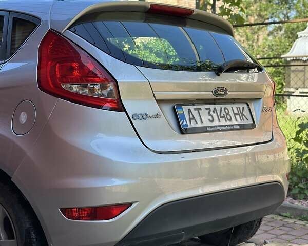 Серый Форд Фиеста, объемом двигателя 1.6 л и пробегом 370 тыс. км за 5500 $, фото 3 на Automoto.ua