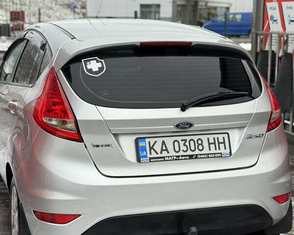 Серый Форд Фиеста, объемом двигателя 1.25 л и пробегом 99 тыс. км за 5200 $, фото 4 на Automoto.ua