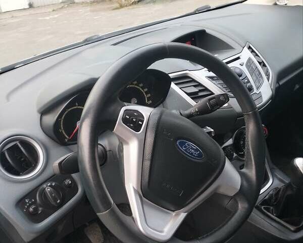 Сірий Форд Фієста, об'ємом двигуна 1.24 л та пробігом 183 тис. км за 5700 $, фото 4 на Automoto.ua