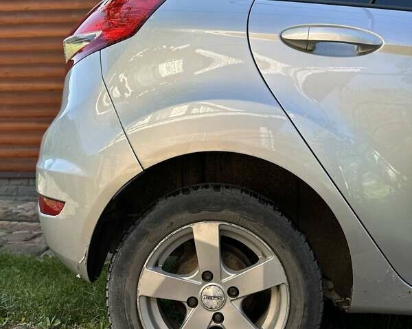 Серый Форд Фиеста, объемом двигателя 1.6 л и пробегом 370 тыс. км за 5500 $, фото 9 на Automoto.ua