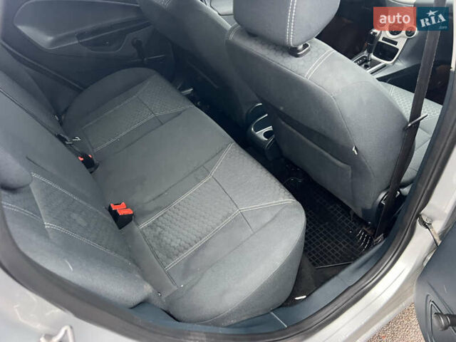 Серый Форд Фиеста, объемом двигателя 1.39 л и пробегом 170 тыс. км за 6850 $, фото 3 на Automoto.ua