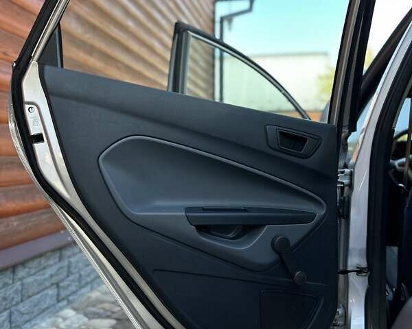 Серый Форд Фиеста, объемом двигателя 1.6 л и пробегом 370 тыс. км за 5500 $, фото 26 на Automoto.ua