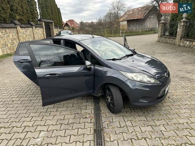 Серый Форд Фиеста, объемом двигателя 1.6 л и пробегом 239 тыс. км за 5250 $, фото 7 на Automoto.ua