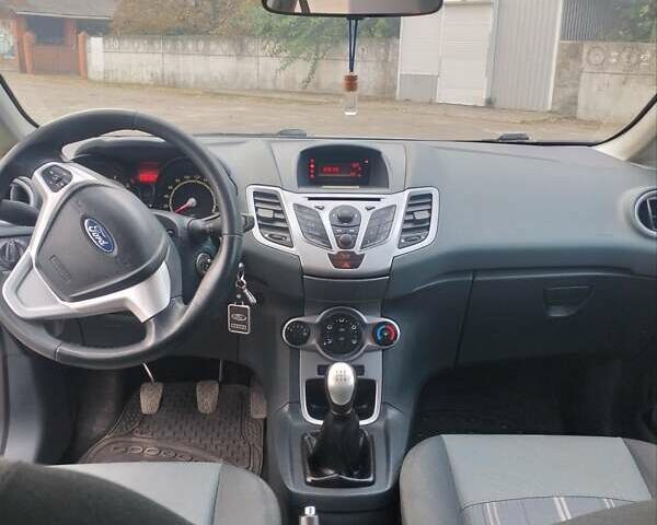 Сірий Форд Фієста, об'ємом двигуна 1.24 л та пробігом 183 тис. км за 5700 $, фото 5 на Automoto.ua