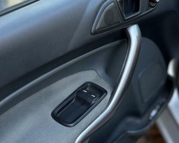 Серый Форд Фиеста, объемом двигателя 1.6 л и пробегом 370 тыс. км за 5500 $, фото 18 на Automoto.ua